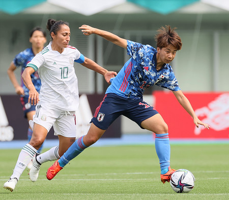 ボールをキープする田中 女子サッカー 時事通信ニュース