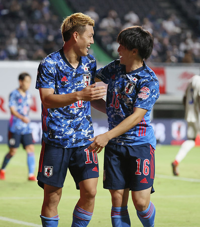 ゴールに喜ぶ堂安 サッカー 時事通信ニュース
