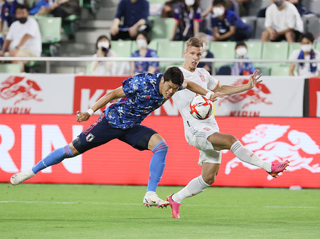 競り合う酒井 サッカー 時事通信ニュース