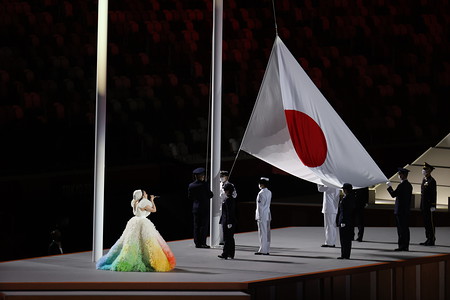 掲揚される国旗とｍｉｓｉａさん 時事通信ニュース