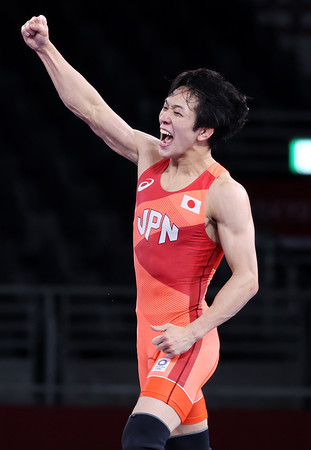 ガッツポーズする乙黒拓斗選手 時事通信ニュース