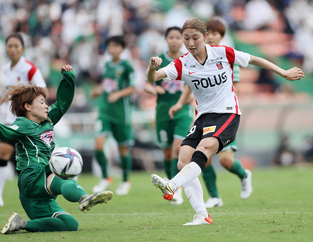 シュートを放つ塩越 サッカー 時事通信ニュース