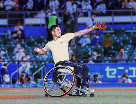 車いすテニスの国枝が始球式 プロ野球 時事通信ニュース