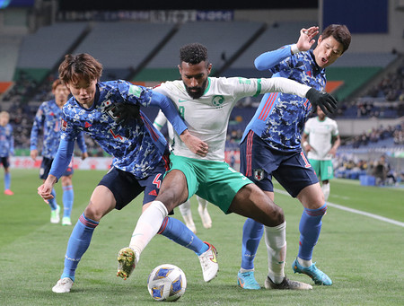 競り合う板倉と酒井 サッカーｗ杯予選 時事通信ニュース