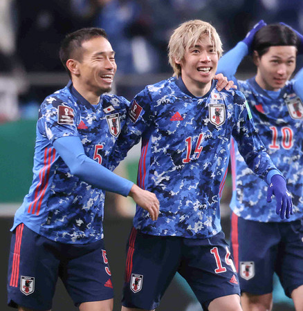 長友に祝福される伊東 時事通信ニュース