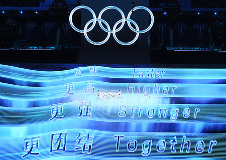 開会式で運ばれる五輪旗 時事通信ニュース