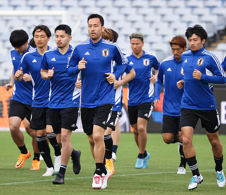 ランニングする吉田ら サッカー 時事通信ニュース