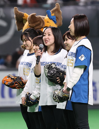 ロコ ソラーレが 始球式 プロ野球 時事通信ニュース