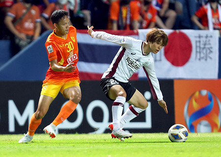 ボールをキープする井上 サッカー 時事通信ニュース