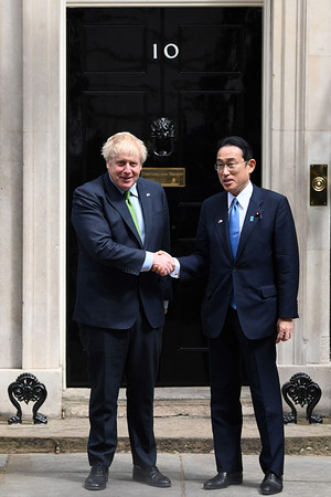 握手する日英首脳
