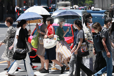 日傘を差して歩く人たち 時事通信ニュース