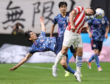 ボールを競り合う原口 サッカー 時事通信ニュース