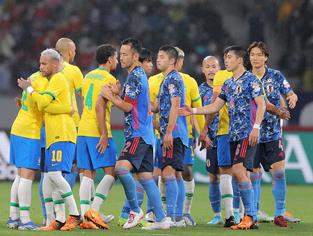 たたえ合う日本とブラジル サッカー 時事通信ニュース