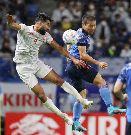 競り合う長友 サッカー 時事通信ニュース