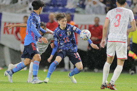 ボールをキープする古橋 サッカー 時事通信ニュース