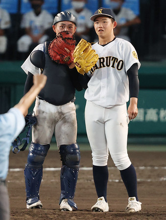 言葉を交わす冨田と土肥 高校野球 時事通信ニュース