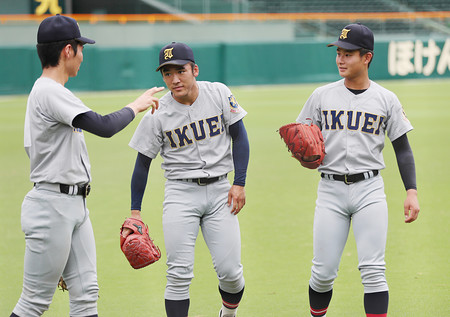 言葉を交わす古川ら 高校野球 時事通信ニュース