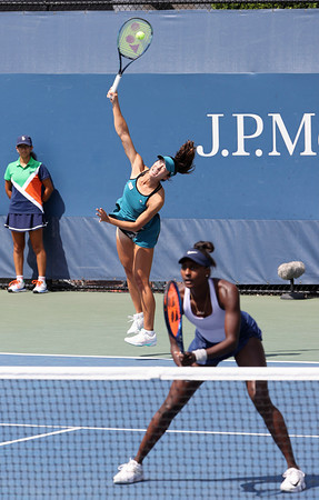 サーブを打つ柴原 全米テニス 時事通信ニュース