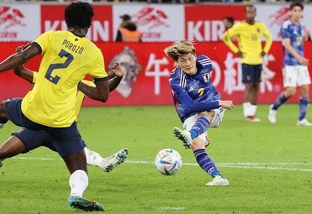 シュートを放つ古橋 サッカー 時事通信ニュース