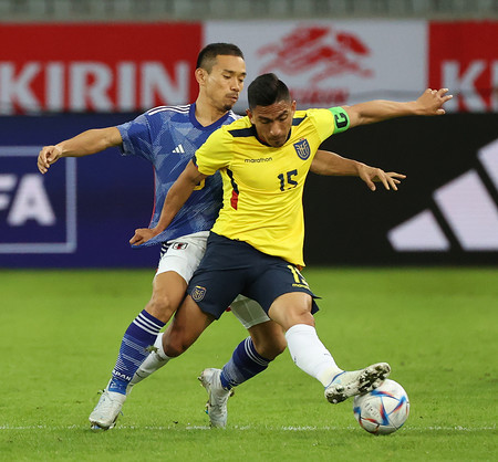 競り合う長友 サッカー 時事通信ニュース