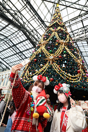 クリスマスムードのディズニーランド 時事通信ニュース