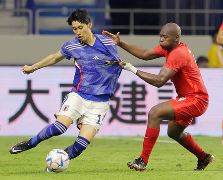 競り合う鎌田 サッカー 時事通信ニュース