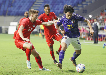 競り合う上田 サッカー 時事通信ニュース