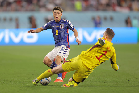 競り合う堂安とノイアー ｗ杯サッカー 時事通信ニュース