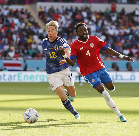 競り合う浅野 ｗ杯サッカー 時事通信ニュース