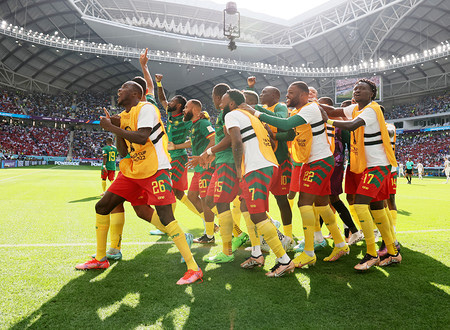 喜ぶカメルーンの選手 ｗ杯サッカー 時事通信ニュース