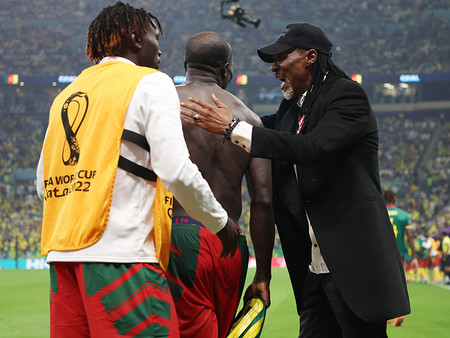 アブバカルを祝福するソング監督 時事通信ニュース