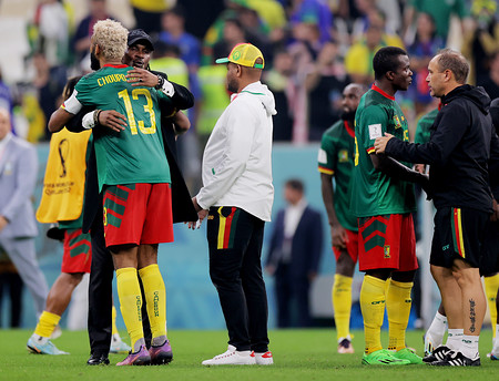 抱き合うソング監督とチュポモティング 時事通信ニュース