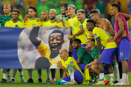 ペレ氏の横断幕を掲げるブラジルの選手 | 時事通信ニュース