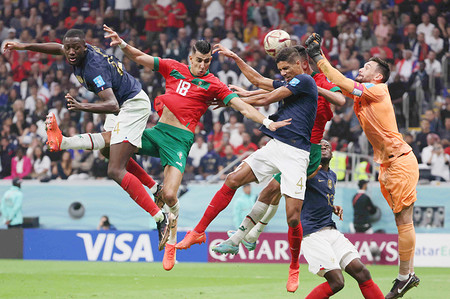 飛び込むヤミク ｗ杯サッカー 時事通信ニュース