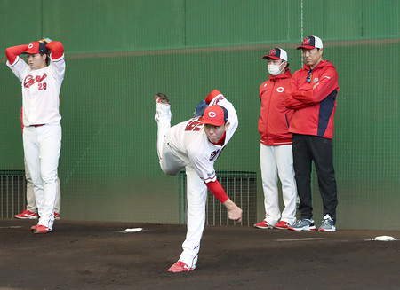 視察する黒田氏 プロ野球 時事通信ニュース