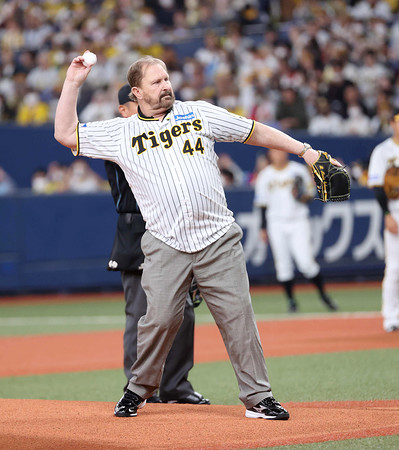 始球式に登場したバース氏 プロ野球 | 時事通信ニュース