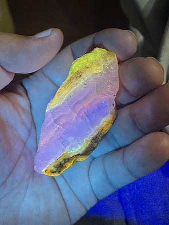 紫外線で光る「北海道石」発見 | 時事通信ニュース