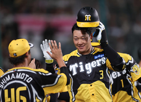 祝福される大山 プロ野球 | 時事通信ニュース