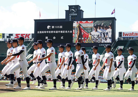 行進する沖縄尚学の選手ら 高校野球 | 時事通信ニュース
