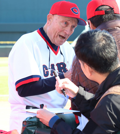 サインに応じるホプキンスさん | 時事通信ニュース