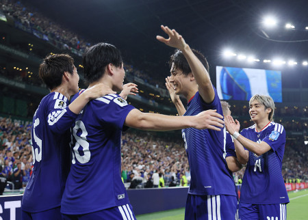 上田を祝福する中村ら W杯サッカー | 時事通信ニュース