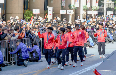 パリ五輪・パラリンピックの応援感謝イベントで、歓声に応えるレスリングの藤波朱理（中央手前）ら日本選手団＝３０日、東京都中央区