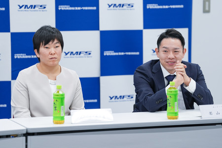 パラスポーツのセミナーに参加するパリパラリンピック代表の半谷静香(左)と若山英史=15日、東京都中央区(ヤマハ発動機スポーツ振興財団提供)