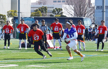 フラッグフットボールをプレーする富士通の選手ら=23日、川崎市