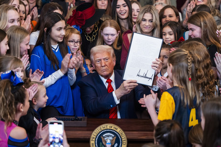 トランスジェンダー選手の女子競技参加を禁じる大統領令に署名したトランプ米大統領(中央)=2月5日、ワシントン(EPA時事)