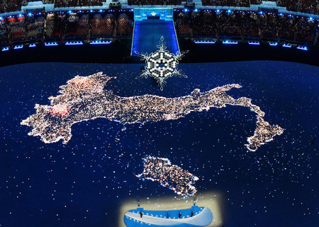 北京冬季五輪閉会式で紹介される2026年冬季五輪・パラリンピックが開催されるイタリア=2022年2月、北京