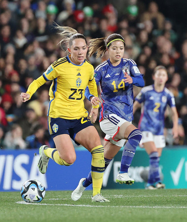 サッカー女子W杯準々決勝、スウェーデン戦の前半、競り合う長谷川唯(右)=2023年8月、ニュージーランド・オークランド