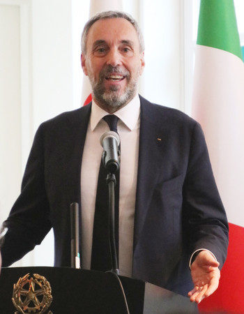 記者会見するミラノ・コルティナ五輪・パラリンピック大会組織委員会のアンドレア・バルニエ最高経営責任者(CEO)=16日、東京都内