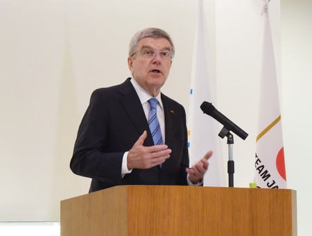 日本オリンピック委員会の職員らを前にスピーチする国際オリンピック委員会のバッハ会長=9日午後、東京都新宿区