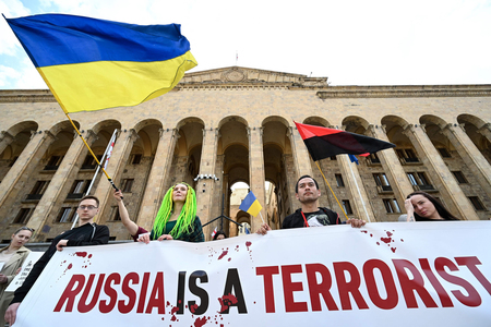 ロシアとベラルーシのパリ五輪への参加に反対するウクライナの活動家ら＝２６日、ジョージア（グルジア）・トビリシ（ＡＦＰ時事）